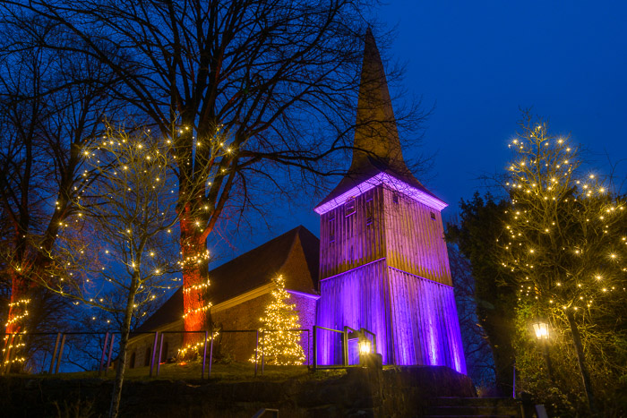 Weihnachtsbeleuchtung der Kirche St. Johannis Kirche am 15.12.2020 in Brügge, Dorfstraße 8, Kirche St. Johannis, Photo: Michael Slogsnat, Bordesholm.